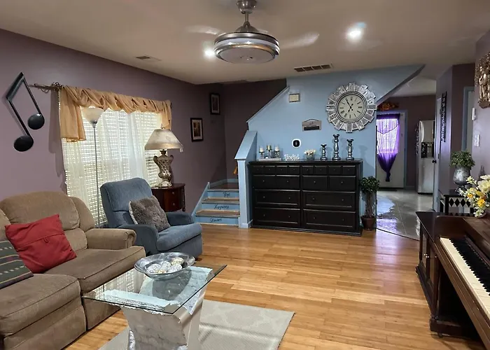 Colorful 3 Bedrooms Twin Home Near Center