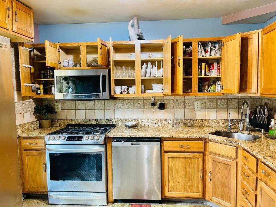 Colorful 3 Bedrooms Twin Near Center Ferienhaus