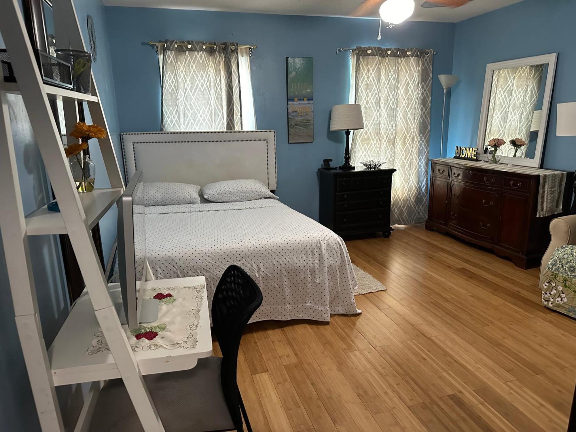 Colorful 3 Bedrooms Twin Near Center Ferienhaus