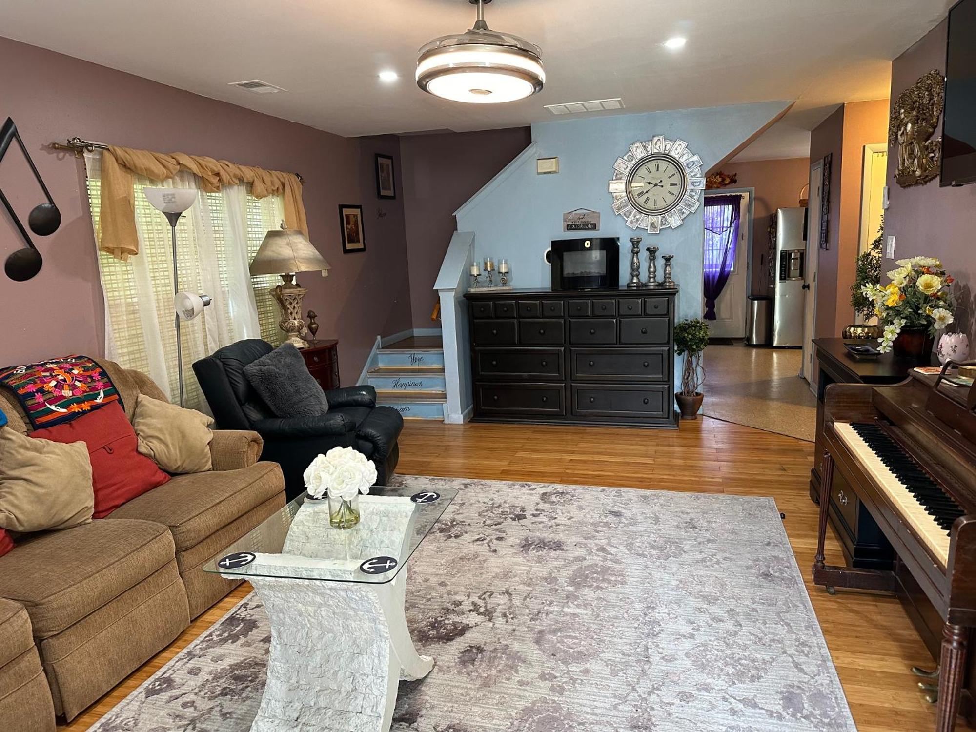 Colorful 3 Bedrooms Twin Near Center