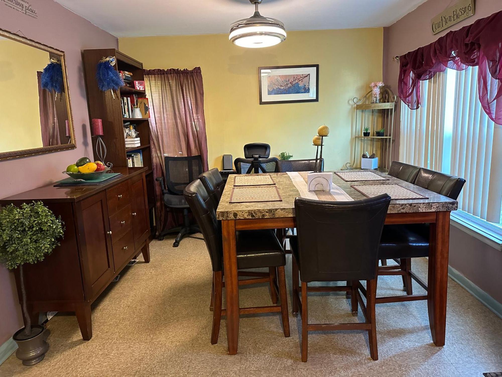 Colorful 3 Bedrooms Twin Near Center Philadelphia