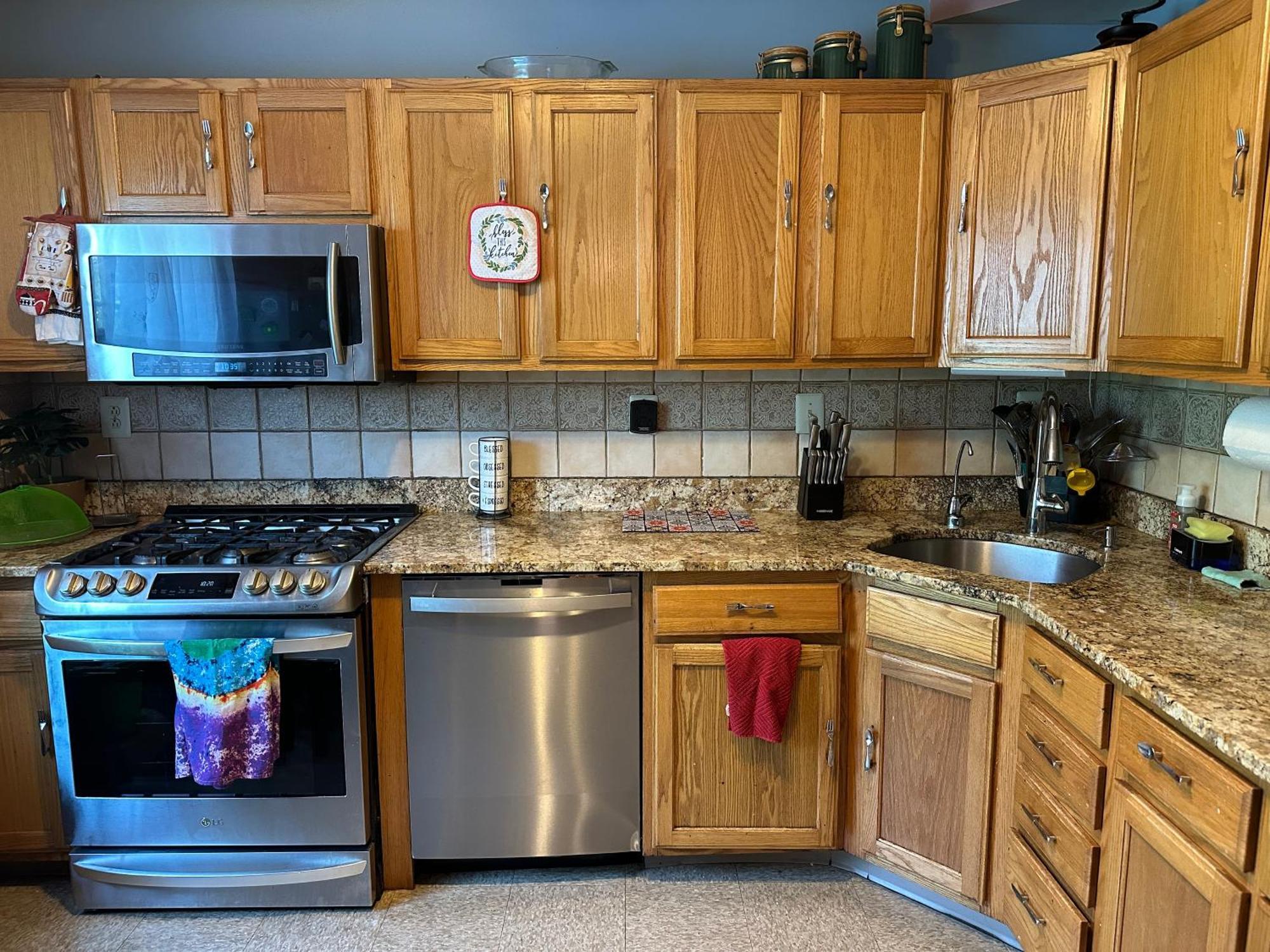 Colorful 3 Bedrooms Twin Near Center *