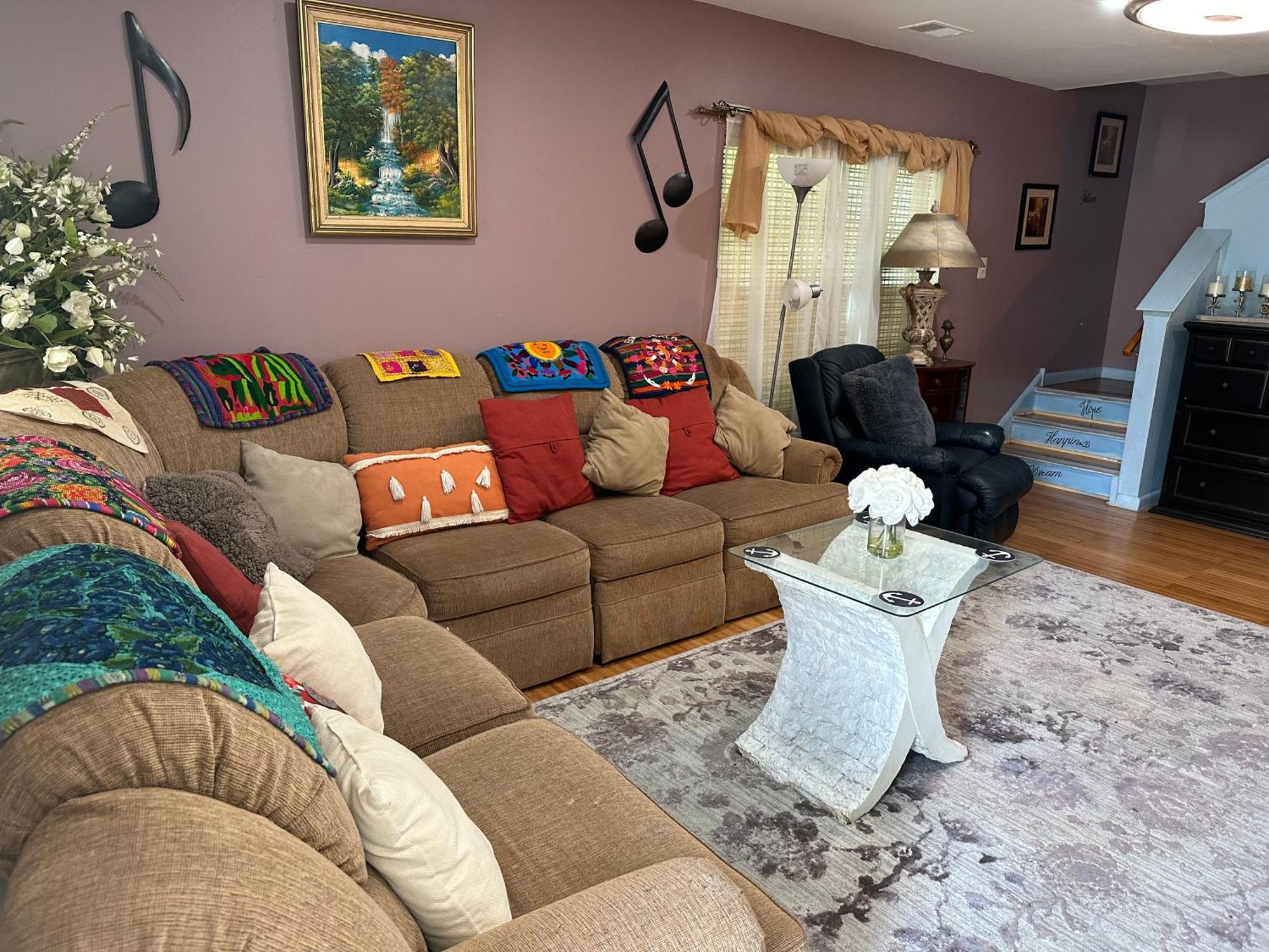 Colorful 3 Bedrooms Twin Near Center